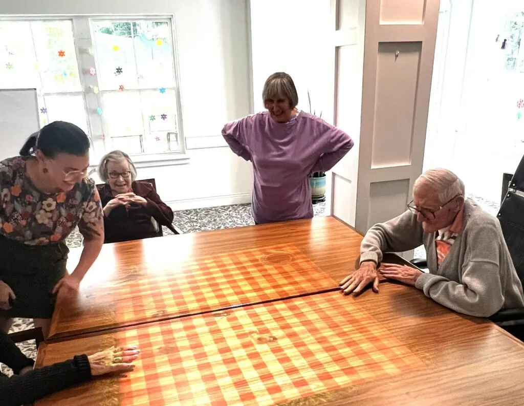 People playing tovertafel game