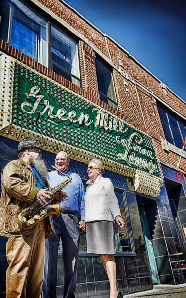 Retired Chicago couple talk to street musician