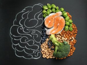 Half side of a brain drawn and the other half of the brain arranged in healthy foods
